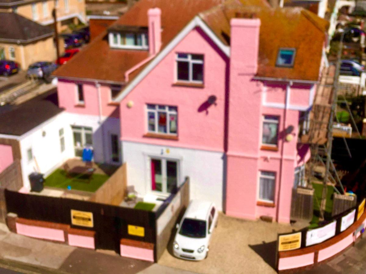 Barbie House: Beachfront Apartments with Beauty Amenities Paignton Exterior photo
