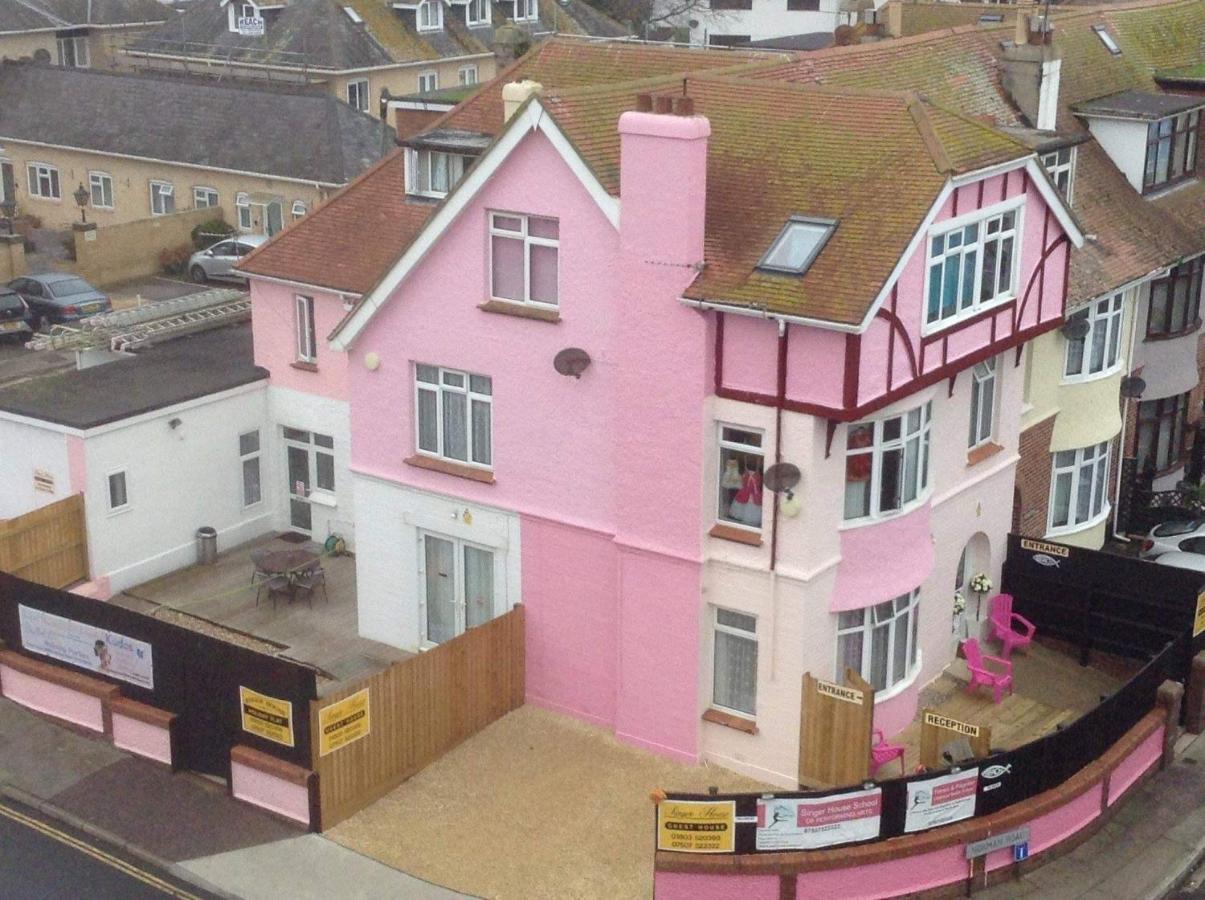 Barbie House: Beachfront Apartments with Beauty Amenities Paignton Exterior photo