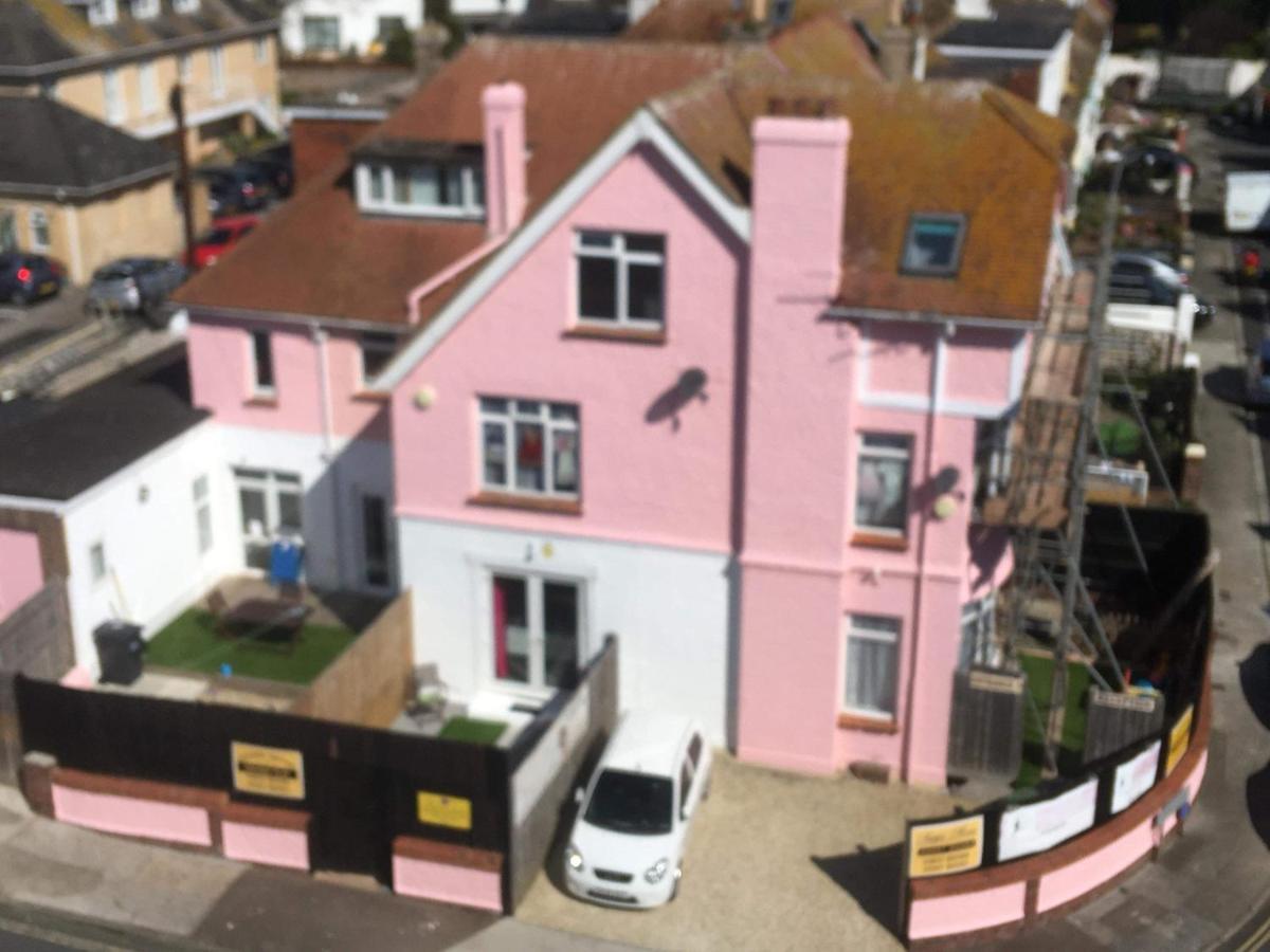 Barbie House: Beachfront Apartments with Beauty Amenities Paignton Exterior photo
